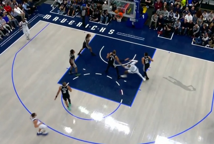 竞技宝平台-发力过猛！克莱跳投命中 卡布卡位顶翻加福德裁判回看普通犯规